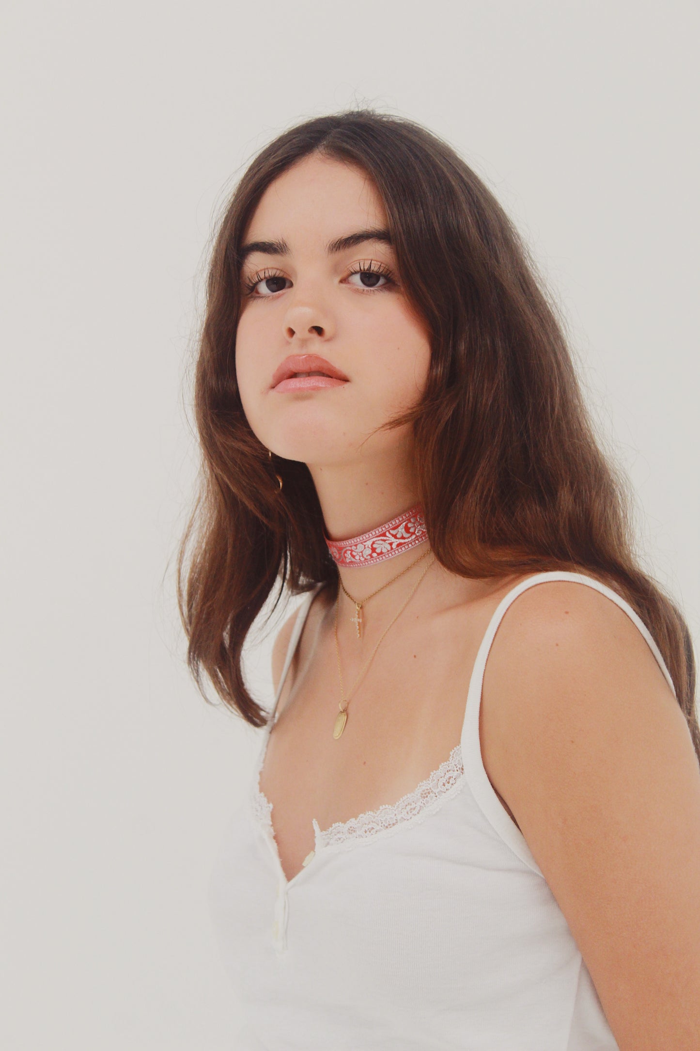 CHOKER BORDADO ROSA METÁLICO