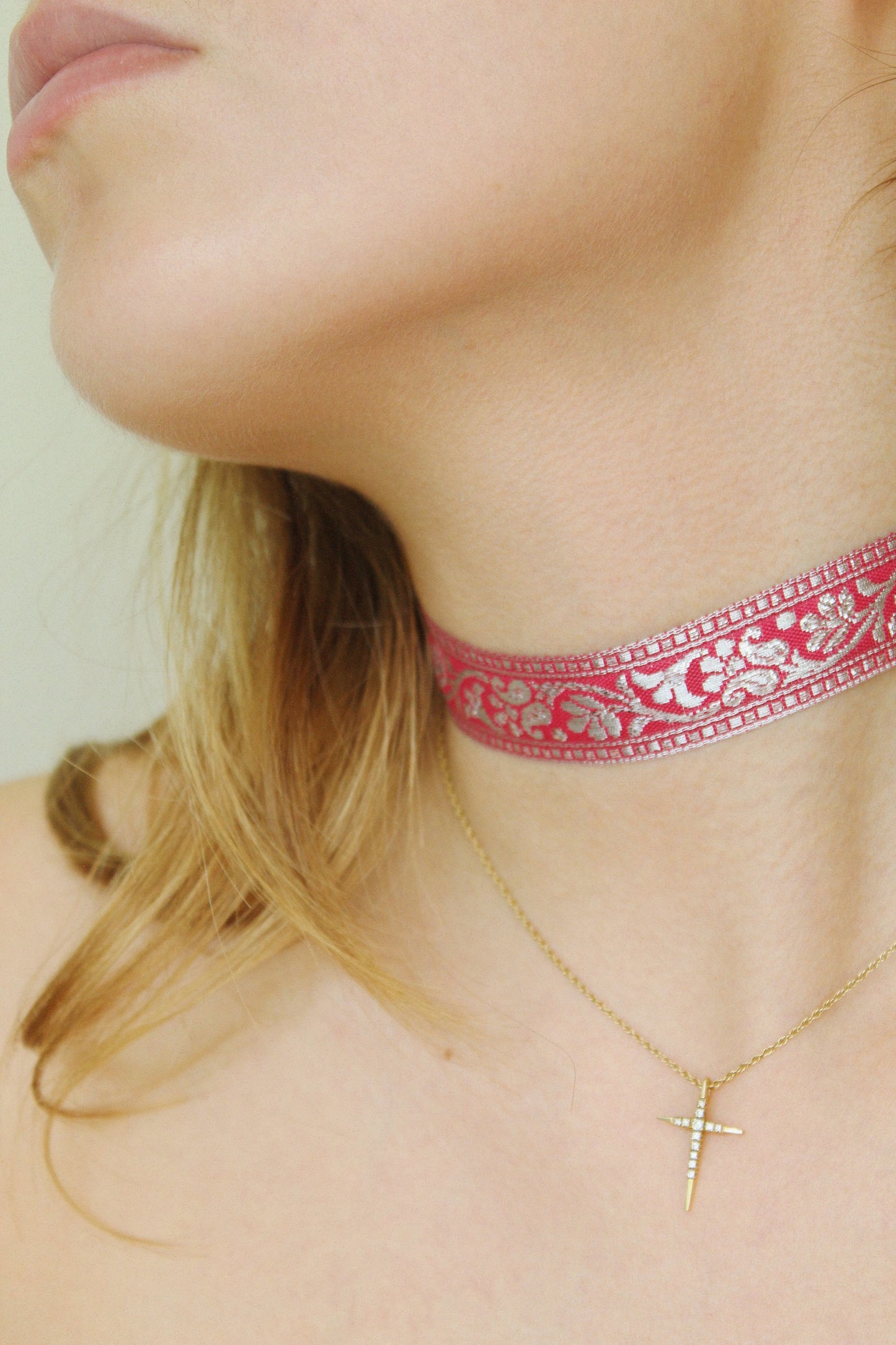 CHOKER BORDADO ROSA METÁLICO