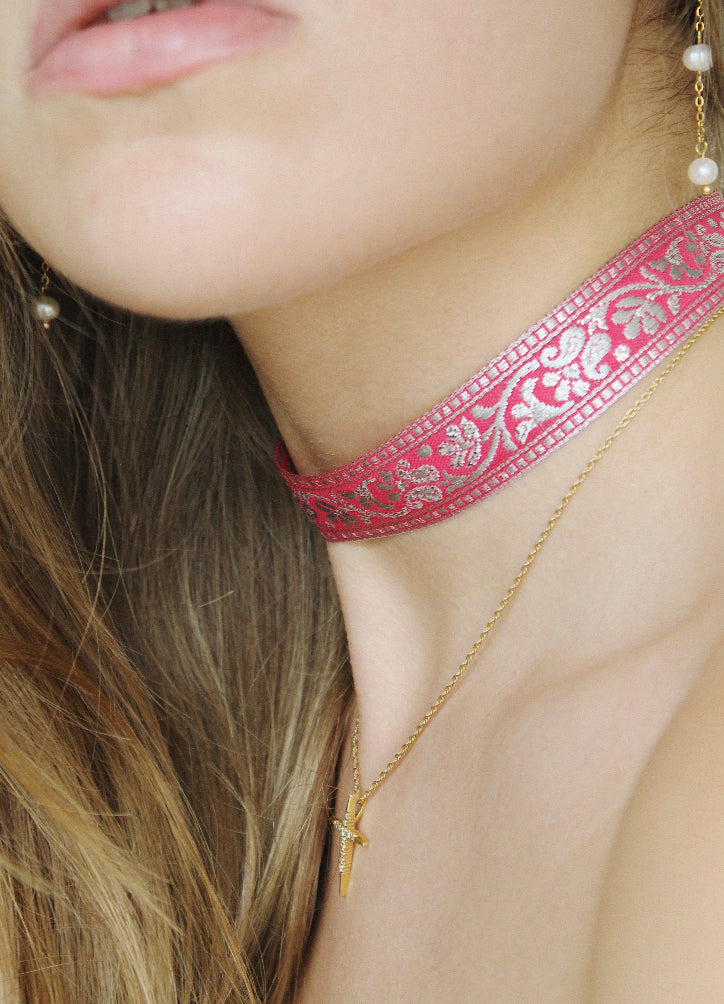 CHOKER BORDADO ROSA METÁLICO