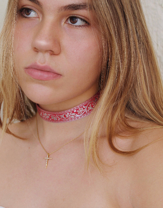 CHOKER BORDADO ROSA METÁLICO